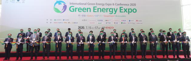 2020 국제그린에너지엑스포 주요 내빈들이 개막식에서 테이프 커팅을 하고 있다.