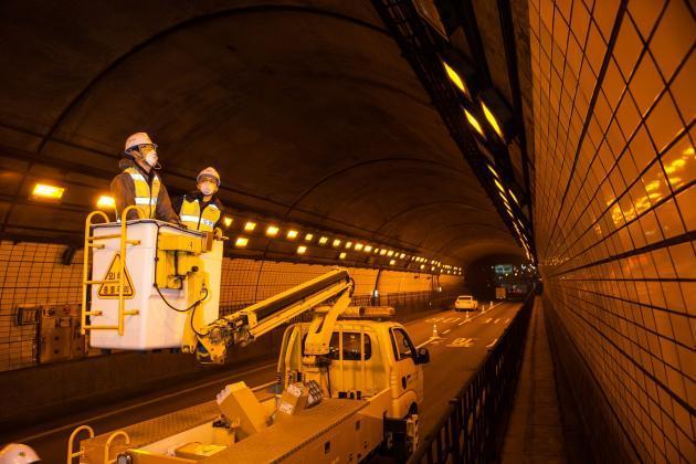 서울시설공단이 9월 25일까지 언주로 구룡터널 내 노후 터널등 시설을 LED 조명으로 교체하는 공사를 실시한다.