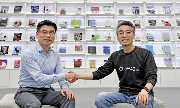 송호성 기아차 사장(왼쪽)과 송창현 코드42 대표가 ‘퍼플엠’을 설립하고 미래 모빌리티 시장 주도권을 확보하기 위한 역량을 결집한다.