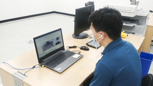 한국중부발전 관계자가 내부감사 과정에서 컴퓨터용 카메라를 활용한 비대면 인터뷰를 진행하고 있다.