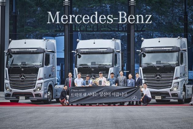 다임러 트럭 코리아가 지난 20일 충청남도 아산시에 위치한 메르세데스-벤츠 트럭 스타 센터에서 특별 한정 모델 ‘메르세데스-벤츠 뉴 악트로스 에디션1’의 첫 출고식을 개최했다.
