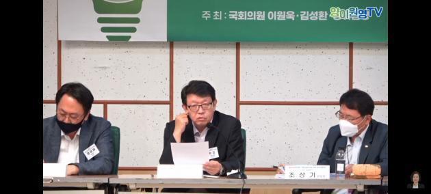 한국형 그린뉴딜과 RE100 토론회에 패널토론자로 참가한 위진 GS E&R 상무가 발표를 하고 있다.