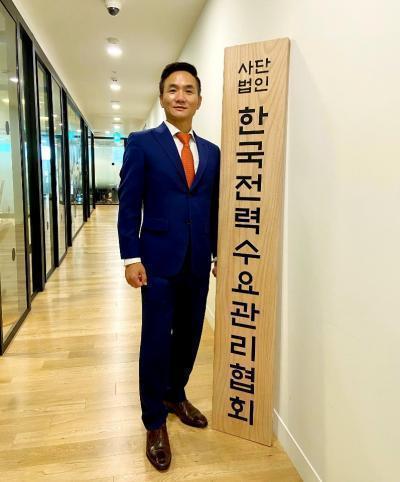 김흥일 한국전력수요관리협회 회장이 현판식 기념사진을 찍고 있다.
