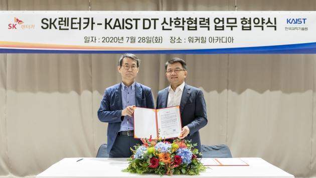최경철 카이스트 기술가치창출원장(왼쪽)과 김현수 SK렌터카 경영지원본부장이 지난 28일 DT산학협력 업무협약을 체결했다.