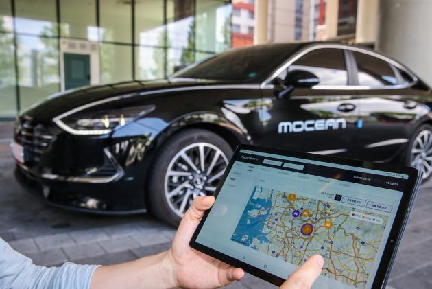 현대차그룹 모빌리티 전문기업인 모션의 직원이 자사의 ‘모션 스마트 솔루션’을 활용해 플릿 차량을 실시간으로 모니터링 하고 있다.