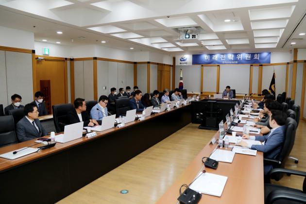 전기공사공제조합이 지난달 28일 미래전략위원회를 개최하고 신임 위원장과 위원을 위촉했다.