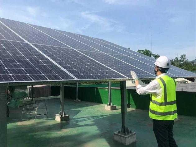 서울에너지공사 직원이 복지시설에 설치된 햇빛행복발전소를 직접 찾아 안전점검을 하고 있다. 