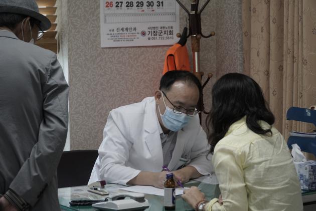 강진규 방사선비상진료센터 센터장이 일광면 고원지역 주민들 진료중이다.
