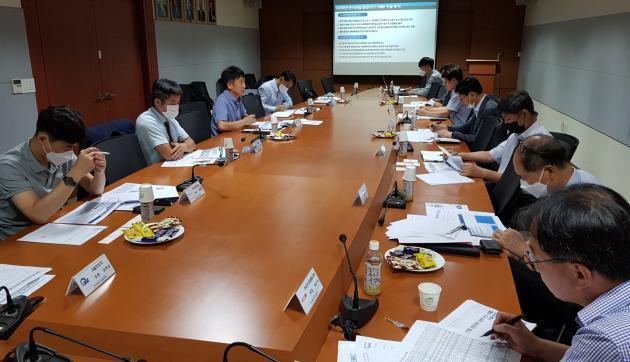 지난 6일 오후 전기산업진흥회 회의실에서 열린 전기산업 수출전략 회의에서 참석자들이 토의하고 있다. 