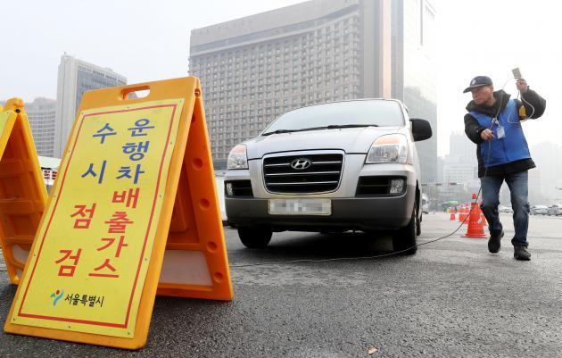 서울시 미세먼지 특별단속반이 노후 경유차의 배출가스를 점검하고 있다. 제공:연합뉴스