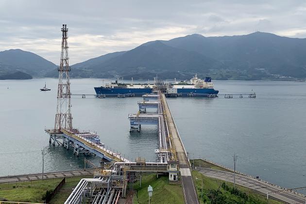 포스코에너지가 광양LNG터미널에서 LNG 캐리어에 선박 시운전 서비스를 실시하고 있다.
