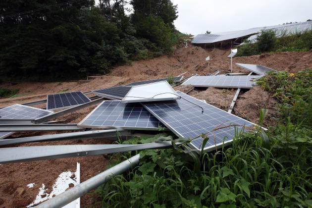 최근 연이은 폭우로 발생한 산사태에 파손된 충북 제천시 대랑동 태양광 설비.(사진제공=연합뉴스)