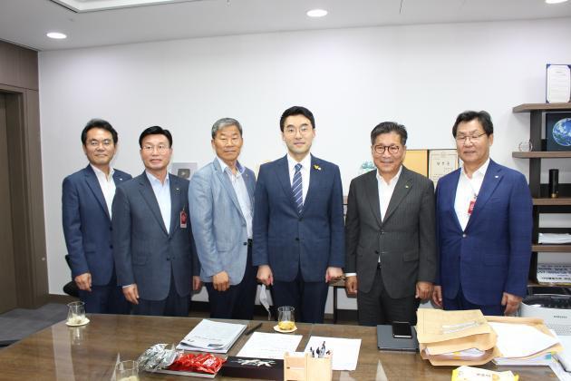 류재선 회장(오른쪽 두 번째)을 비롯한 전기공사협회 인사들과 김남국 의원(오른쪽 세 번째)이 기념촬영을 하고 있다.