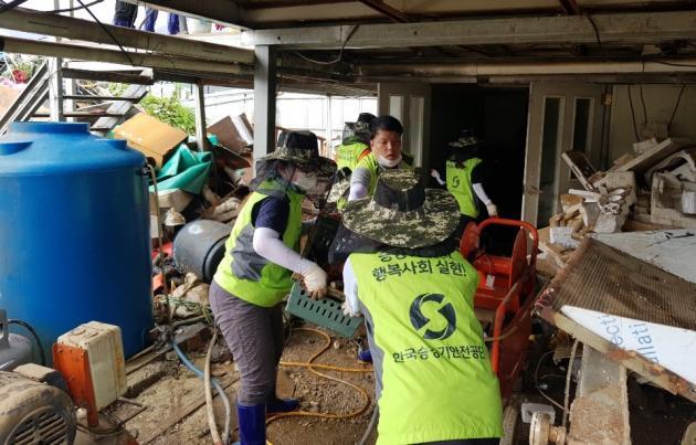 한국승강기안전공단이 장마와 태풍으로 인해 피해를 입은 경남 하동지역을 찾아 수해복구 자원봉사에 나섰다.