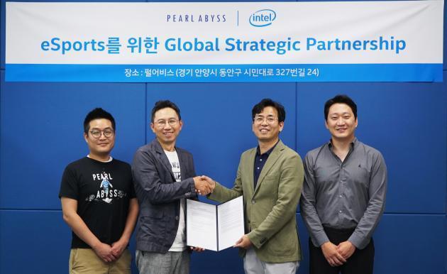 (왼쪽에서 두번째부터)김경만 펄어비스 CBO, 김준호 인텔 아키텍처 그래픽 소프트웨어 그룹 아시아 클라이언트 어카운트 총괄 상무가 e스포츠 전략적 파트너십을 맺었다.