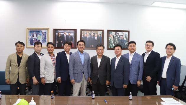 류재선 회장(오른쪽 다섯 번째)을 비롯한 전기공사업계 인사들이 김교흥 의원(오른쪽 여섯 번째)과 사진 촬영을 하고 있다.