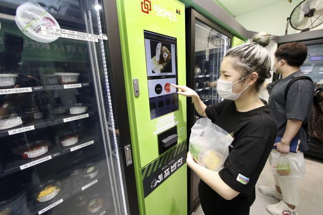 KT 기가에너지 매니저 프랜차이즈 플러스가 적용된 서울 마곡나루의 ‘잇다가게’에서 고객들이 자판기를 이용해 비대면으로 반찬을 구매하고 있다.