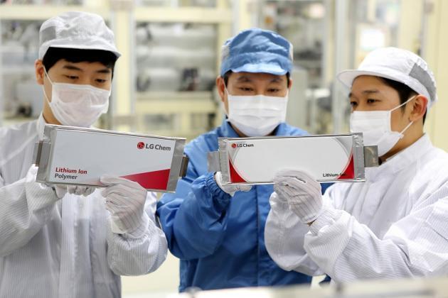 LG화학 직원들이 생산된 배터리 셀 제품을 검사하고 있다.