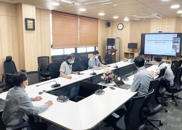 지난 26일 충남 당진시 한국동서발전 발전기술개발원에서 ‘광IC 기반의 보호 및 계량 겸용 전류 측정시스템 개발’을 위한 착수회의가 진행되고 있다.