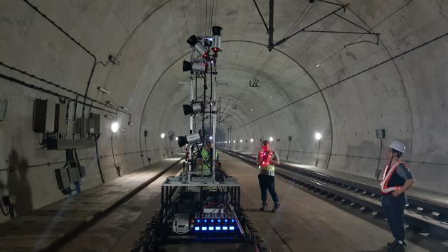 한국철도시설공단 관계자들이 스캐너를 활용해 터널 내벽 콘크리트 손상분석 등 점검을 하고 있다.