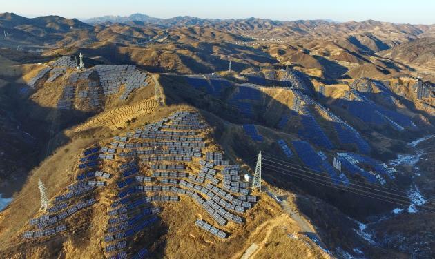 지난달 12일 중국 북부 허베이(河北)성 칭룽(靑龍)만족자치현의 민둥산에 태양전지판이 가득 설치된 모습. 2016년 말 기준으로 이 일대에서 풍력·태양광 신재생에너지 발전을 통해 원전 12기 규모인 연간 1281만kW의 전기가 생산됐다.제공:연합뉴스)