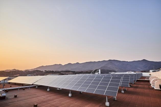 신성이엔지 태양광 제조 공장 옥상에 설치된 태양광 발전소