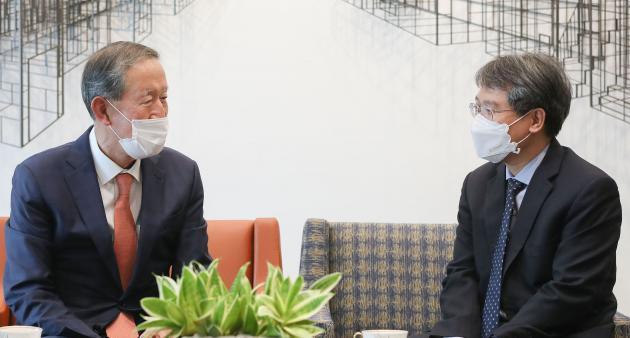 허창수 전국경제인연합회 회장(왼쪽)이 7일 전경련을 방문한 응우옌 부 뚱 신임 주한베트남대사를 접견하고 양국 간 경제협력 강화방안에 대해 논의하고 있다.