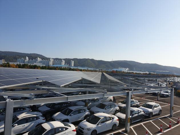 한국수력원자력이 울산 현대자동차 출고차 대기 주차장에 구축한 지붕 형태의 태양광 패널.