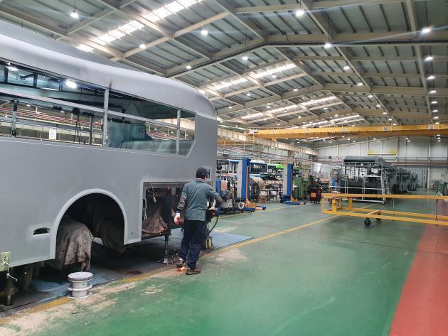 에디슨모터스 본사가 위치한 경남 함양공장에서는 전기버스를 비롯한 각종 차량의 섀시(뼈대)-보디-도장-인테리어 등 공정이 진행된다. 
