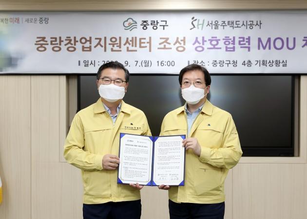 김세용 SH공사 사장(오른쪽)과 류경기 중랑구청장이 서명한 협약서를 들어보이고 있다. 