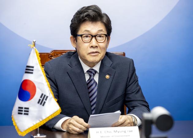 조명래 환경부 장관이 지난 14일 서울에서 화상회의로 진행된 경제협력개발기구(OECD) 환경 분야 장관급 회의에 참석해 발언하고 있다.