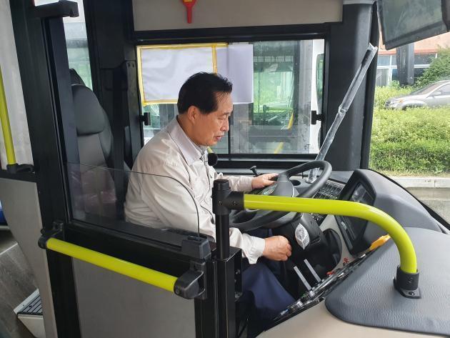 김진수 우진산전 부사장이 오창공장에서 출고를 앞둔 자사의 전기버스 '아폴로'에 대해 소개했다.