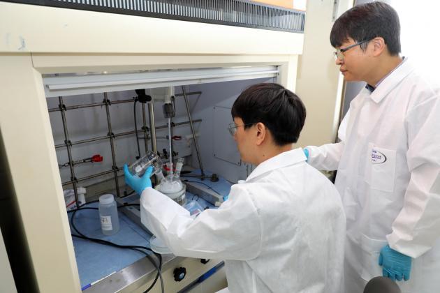 한국원자력연구원 연구진이 ‘하이드로겔 기반의 표면제염 코팅제’ 관련 연구를 진행하고 있다.