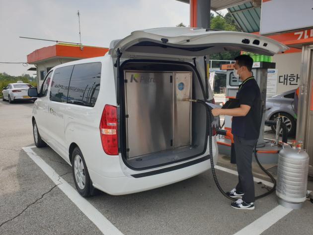 한국석유관리원 검사원이 자동차 LPG 충전소에서 자체 개발한 전용차량을 이용해 정량검사를 실시하고 있다.