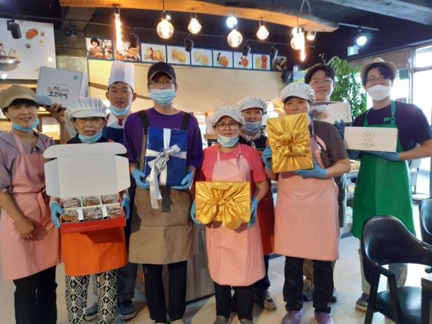 사회적 기업 ‘전주비빔빵’ 직원들이 친환경 우리밀과 지역 농산물로 생산한 ‘전주 초코파이 세트’를 소개하고 있다. 