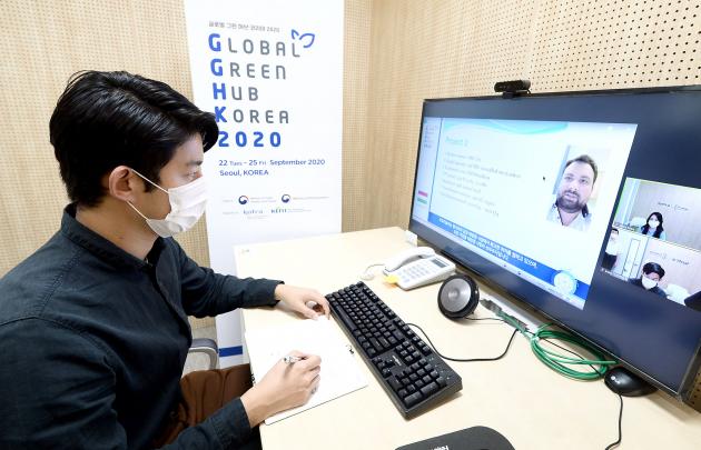 글로벌그린허브코리아(GGHK 2020) 참가기업이 서울 염곡동 KOTRA 본사 사이버무역상담실에서 온라인으로 프로젝트 설명회를 진행하고 있다.