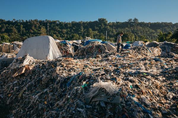 필리핀 민다나오섬에 쌓여 있는 한국발 불법 수출 플라스틱 쓰레기 5100톤.(사진제공=그린피스)