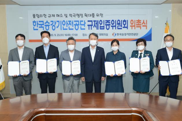 김영기 한국승강기안전공단 이사장(가운데)이 23일 규제입증위원회 외부위원 위촉식을 갖고 위원들과 기념촬영을 하고 있다.
