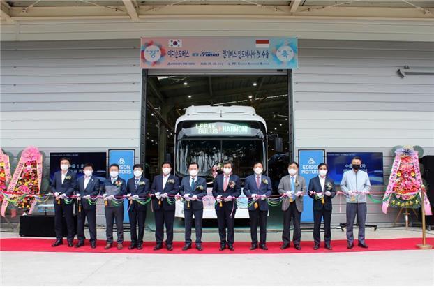 23일 김홍민 에기평 성과확산본부장(왼쪽에서 네 번째)과 강영권 에디슨모터스 회장(왼쪽에서 일곱 번째)을 비롯한 관계자들이 경남 함양 에디슨모터스 본사에서 전기버스 인도네시아 수출 기념행사를 하고 있다. 