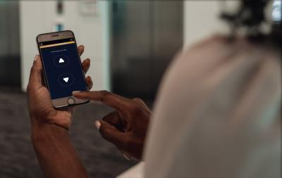 오티스엘리베이터의 이콜 앱을 사용해 스마트폰으로 승강기를 호출할 수 있다.