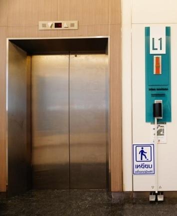 방콕 시내 쇼핑몰에 설치된 페달 엘리베이터. (페이스북 캡처)