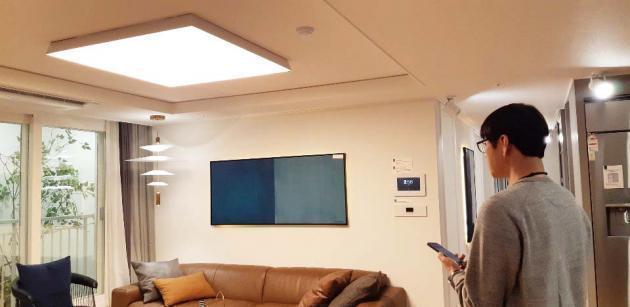 LED조명기업인 선일일렉콤 관계자가 주택에 설치된 스마트조명을 시연하고 있다.(사진은 기사의 특정사실과 관련없음)