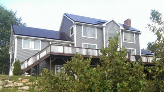 미국 뉴햄프셔주의 주택에 설치된 한화큐셀 태양광 모듈.