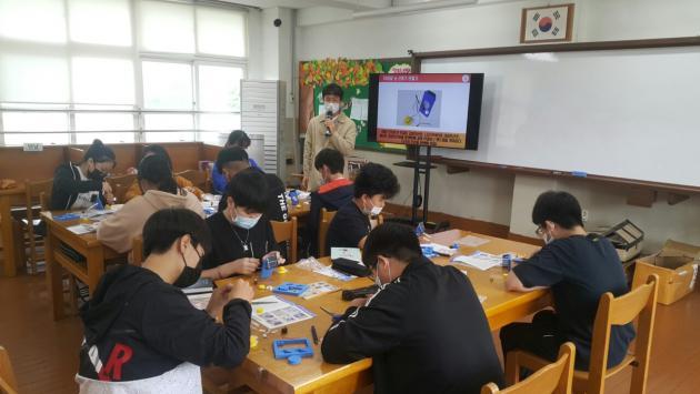 지난 9월 경북 포항시 기계중학교 기북분교장 학생들이 신바람 에너지스쿨에 참여해 신재생에너지 체험학습을 하고 있다. 