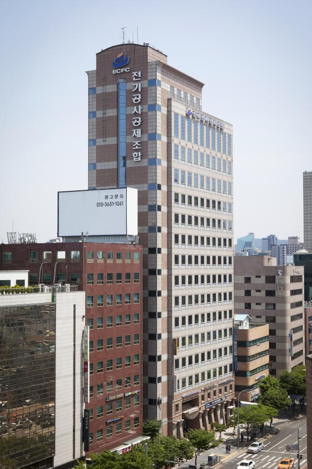 1995년 7월 서울 강남구 논현동에 지상 16층, 지하 6층, 연건평 3700평의 현대식 빌딩으로 준공한 전기공사공제조합 사옥.