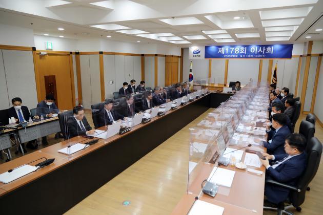 7일 김성관 이사장 주재로 전기공사공제조합 제178회 이사회가 열리고 있다.  