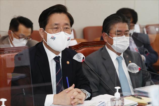 성윤모 장관이 의원들의 질의에 답변하고 있다.(사진제공=연합뉴스)