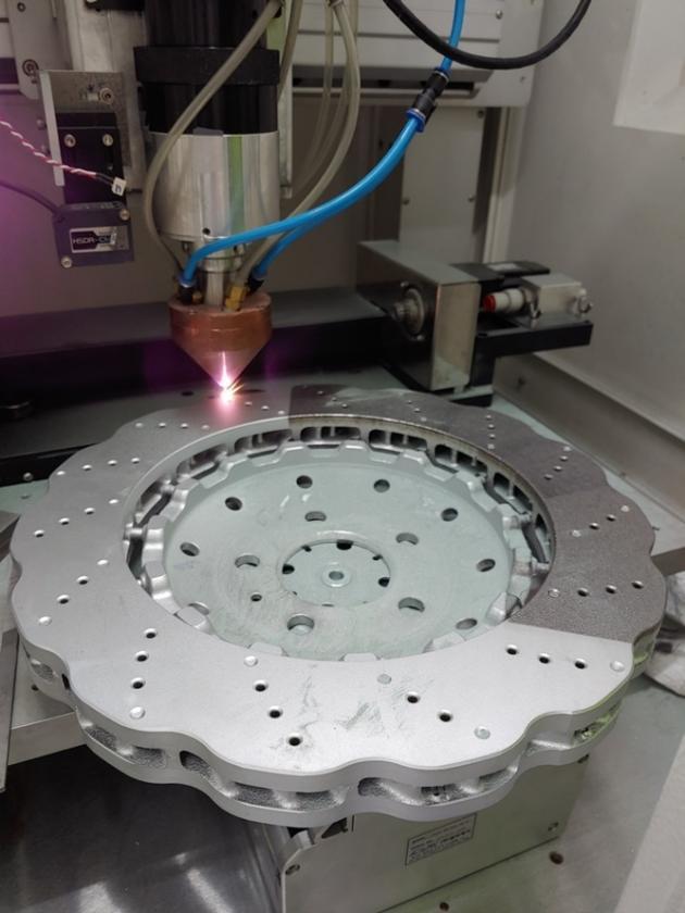3D 레이저 프린트가 철에 세라믹이 섞인 자동차 디스크 브레이크를 제작하고 있다.