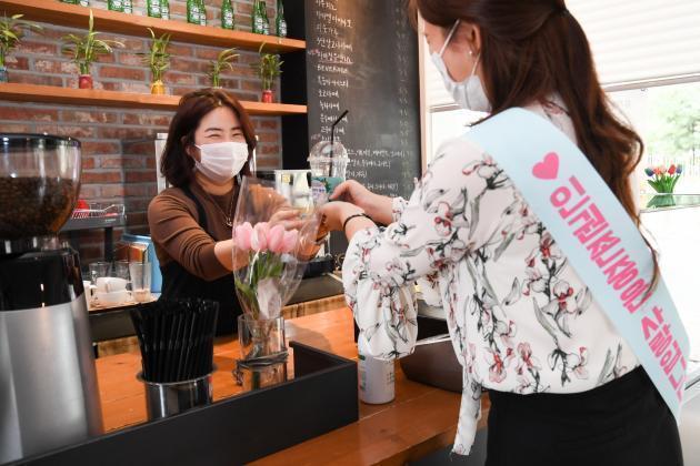 전기안전공사 직원이 전북혁신도시 인근 카페들을 찾아 인권존중 메시지가 담긴 컵홀더를 전하고 있다.