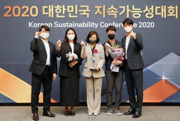 윤지현 한국지역난방공사 사회가치혁신실장(가운데)과 관계자들이 기념사진을 찍고 있다.